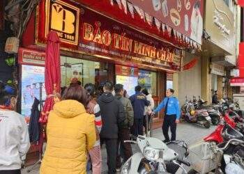 Người mua bán vàng xếp hàng dài ngày cuối tuần