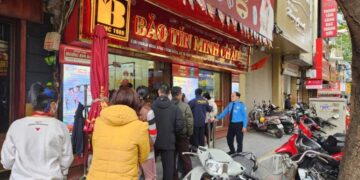Người mua bán vàng xếp hàng dài ngày cuối tuần