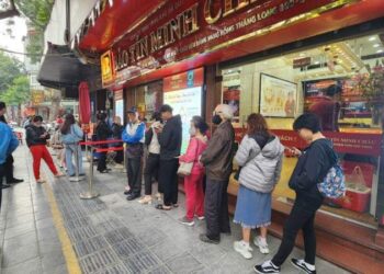 Người mua xếp hàng dài trước khi nhà vàng đón khách