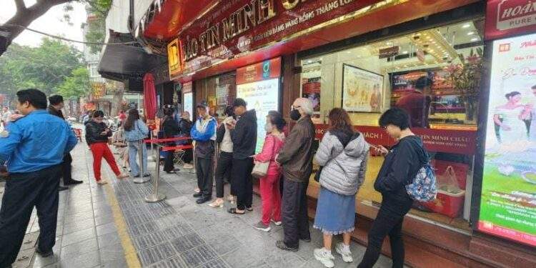 Người mua xếp hàng dài trước khi nhà vàng đón khách