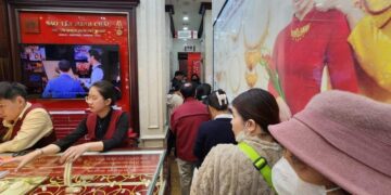 Người mua xếp hàng dài vì lý do quan trọng