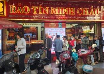 Nhà vàng bán nhỏ giọt, người mua xếp hàng đông hơn ngày thường, liệu có bất thường?