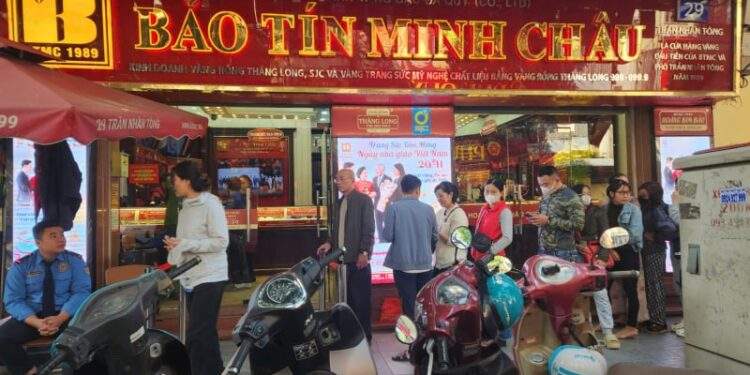 Nhà vàng bán nhỏ giọt, người mua xếp hàng đông hơn ngày thường, liệu có bất thường?