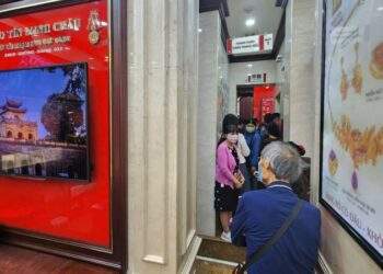 Nhà vàng mạnh tay bán ra, người dân xếp hàng xuyên trưa