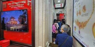 Nhà vàng mạnh tay bán ra, người dân xếp hàng xuyên trưa