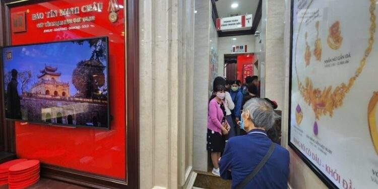 Nhà vàng mạnh tay bán ra, người dân xếp hàng xuyên trưa