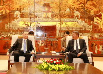 Phó Chủ tịch UBND Hà Nội Nguyễn Mạnh Quyền (phải) tại làm việc với Ông Vương Hoán Thanh (trái), Chủ tịch Hội Hữu nghị Hải ngoại thành phố Quảng Châu (Trung Quốc). (Ảnh: UBND Thành phố Hà Nội)