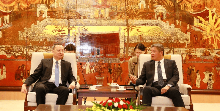 Phó Chủ tịch UBND Hà Nội Nguyễn Mạnh Quyền (phải) tại làm việc với Ông Vương Hoán Thanh (trái), Chủ tịch Hội Hữu nghị Hải ngoại thành phố Quảng Châu (Trung Quốc). (Ảnh: UBND Thành phố Hà Nội)