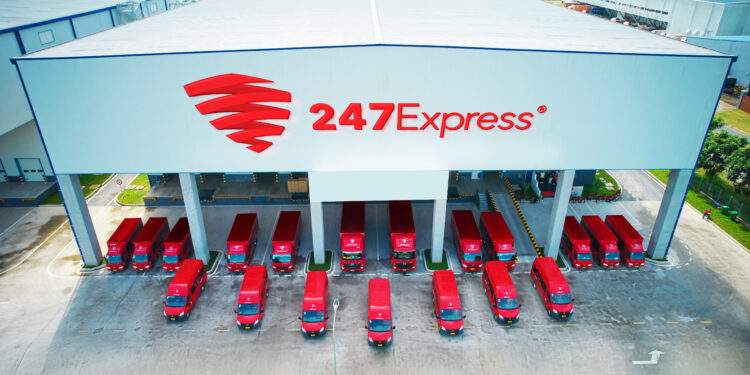 Trung tâm khai thác miền Nam với dàn phương tiện của 247Express luôn sẵn sàng, giữ nhịp vận hành chính xác cho dòng chảy đơn hàng từ hơn 200 bưu cục trên toàn quốc.