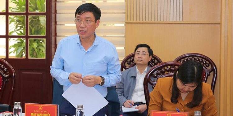 Giám đốc Sở Tài chính tỉnh Ninh Bình Mai Văn Quyết báo cáo tại cuộc họp họp đánh giá tiến độ thu ngân sách, giải ngân vốn đầu tư công và tăng trưởng GRDP năm 2025. Ảnh: Anh Tuấn