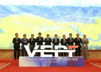 Thủ tướng Phạm Minh Chính chụp ảnh lưu niệm cùng các đại biểu tại Diễn đàn. Ảnh: Tri Phong.