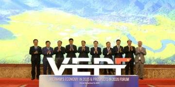 Thủ tướng Phạm Minh Chính chụp ảnh lưu niệm cùng các đại biểu tại Diễn đàn. Ảnh: Tri Phong.