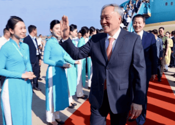 Chuyến bay chở Phó thủ tướng Thường trực Nguyễn Hòa Bình hạ cánh sân bay Long Thành, tỉnh Đồng Nai sáng 19/12.