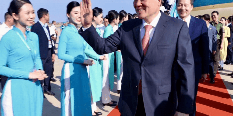 Chuyến bay chở Phó thủ tướng Thường trực Nguyễn Hòa Bình hạ cánh sân bay Long Thành, tỉnh Đồng Nai sáng 19/12.