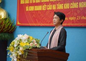 Bà Somhatai Panichewa, Tổng Giám đốc điều hành Amata VN PCL, phát biểu tại buổi lễ