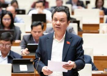 Đại biểu Hoàng Văn Cường phát biểu tại Hội trường Quốc hội. Ảnh: Media Quốc 