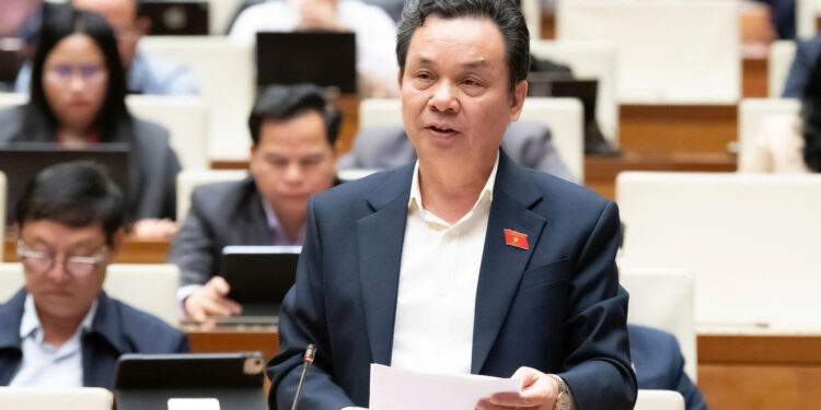 Đại biểu Hoàng Văn Cường phát biểu tại Hội trường Quốc hội. Ảnh: Media Quốc 