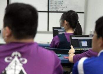 Singapore cấm học sinh trung học dùng điện thoại từ năm 2026