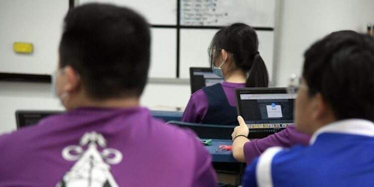 Singapore cấm học sinh trung học dùng điện thoại từ năm 2026