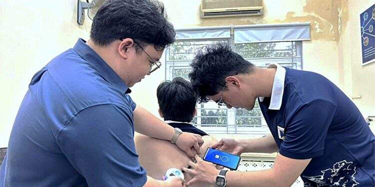 Sinh viên làm ống nghe AI giá mềm giúp theo dõi bệnh phổi tại nhà