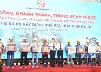 Ủy viên Bộ Chính trị, Thường trực Tiểu ban Văn kiện Đại hội XIV của Đảng Nguyễn Văn Nên và Phó Thủ tướng Chính phủ Mai Văn Chính tặng quà động viên các đơn vị, công nhân thi công dự án. Ảnh: VGP/Lê Anh.