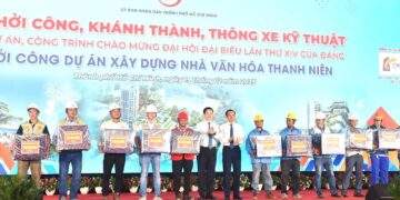 Ủy viên Bộ Chính trị, Thường trực Tiểu ban Văn kiện Đại hội XIV của Đảng Nguyễn Văn Nên và Phó Thủ tướng Chính phủ Mai Văn Chính tặng quà động viên các đơn vị, công nhân thi công dự án. Ảnh: VGP/Lê Anh.
