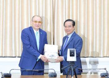 Chủ tịch UBND TP. Hồ Chí Minh Nguyễn Văn Được tặng quà lưu niệm cho ông  Kanat Tumysh, Đại sứ đặc mệnh toàn quyền Kazakhstan tại Việt Nam - Ảnh: Cổng thông tin điện tử TP. Hồ Chí Minh.