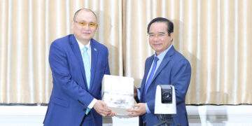 Chủ tịch UBND TP. Hồ Chí Minh Nguyễn Văn Được tặng quà lưu niệm cho ông Kanat Tumysh, Đại sứ đặc mệnh toàn quyền Kazakhstan tại Việt Nam - Ảnh: Cổng thông tin điện tử TP. Hồ Chí Minh.