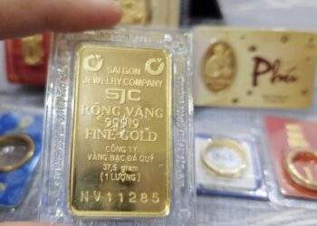 Tăng dựng đứng, áp sát đỉnh cũ 156 triệu đồng