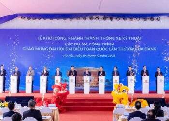 Thủ tướng Chính phủ Phạm Minh Chính, Bí thư Thành ủy Hà Nội Nguyễn Duy Ngọc cùng lãnh đạo Bộ Ngành Trung ương, lãnh đạo địa phương và ông Phạm Nhật Vượng - Chủ tịch Tập đoàn Vingroup bấm nút khởi công Dự án Khu đô thị thể thao Olympic.