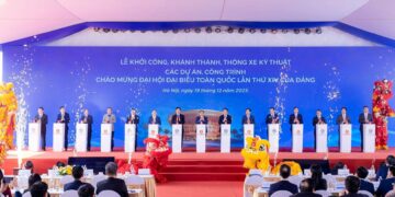 Thủ tướng Chính phủ Phạm Minh Chính, Bí thư Thành ủy Hà Nội Nguyễn Duy Ngọc cùng lãnh đạo Bộ Ngành Trung ương, lãnh đạo địa phương và ông Phạm Nhật Vượng - Chủ tịch Tập đoàn Vingroup bấm nút khởi công Dự án Khu đô thị thể thao Olympic.