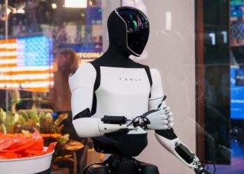 Tesla gây sốt với màn ‘khoe’ robot biết chạy như người thật