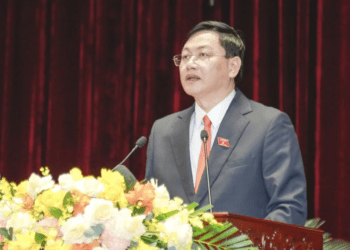 Ông Mai Xuân Liêm, Phó Chủ tịch Thường trực UBND tỉnh Thanh Hoá trình bày báo cáo tại kỳ họp