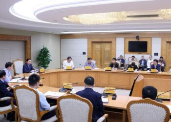 Phó Thủ tướng Trần Hồng Hà chủ trì cuộc họp nghe báo cáo về việc phê duyệt tổng hạn ngạch phát thải khí nhà kính cho năm 2025-2026. Ảnh: Minh Khôi