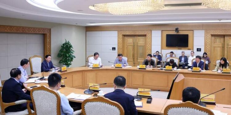 Phó Thủ tướng Trần Hồng Hà chủ trì cuộc họp nghe báo cáo về việc phê duyệt tổng hạn ngạch phát thải khí nhà kính cho năm 2025-2026. Ảnh: Minh Khôi