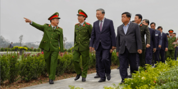 Tổng Bí thư Tô Lâm cùng các đại biểu kiểm tra công tác tại Trung tâm.