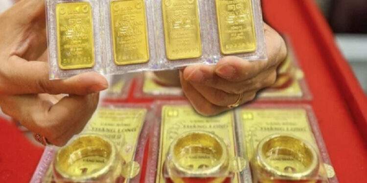 Trong nước tăng giảm thất thường, thế giới dự báo vàng lên 4.900 USD/ounce