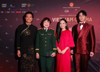 Đạo diễn Đặng Thái Huyền (thứ hai từ trái sang) cùng các diễn viên phim “Mưa đỏ” tại Lễ bế mạc.