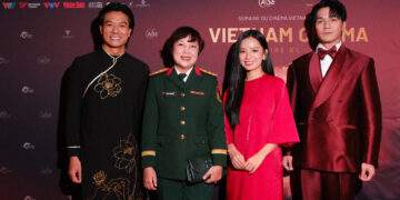 Đạo diễn Đặng Thái Huyền (thứ hai từ trái sang) cùng các diễn viên phim “Mưa đỏ” tại Lễ bế mạc.