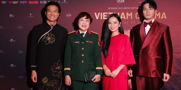 Đạo diễn Đặng Thái Huyền (thứ hai từ trái sang) cùng các diễn viên phim “Mưa đỏ” tại Lễ bế mạc.