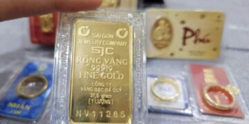 Vàng SJC áp sát đỉnh, thế giới giữ ngưỡng cao