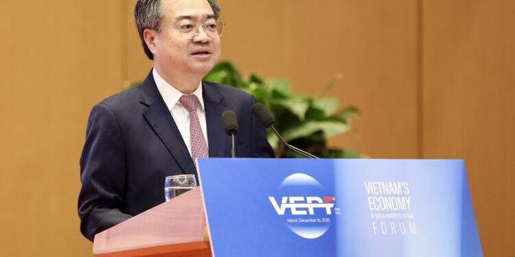 Ông Nguyễn Thanh Nghị - Trưởng Ban Chính sách, chiến lược Trung ương phát biểu khai mạc phiên toàn thể cấp cao của Diễn đàn Kinh tế Việt Nam 2025, triển vọng 2026.