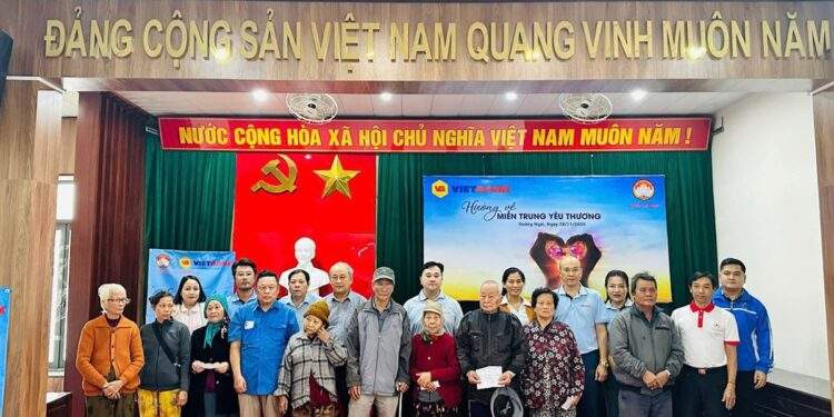 Vietbank hướng về miền Trung yêu thương, trao 3.600 suất quà cho đồng bào vùng lũ