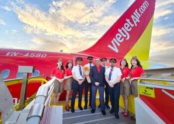 Phó Tổng giám đốc Thường trực Vietjet Tô Việt Thắng (áo vest xanh tím than) cùng phi hành đoàn Vietjet chào đón tàu bay mới.