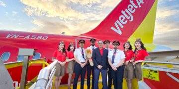 Phó Tổng giám đốc Thường trực Vietjet Tô Việt Thắng (áo vest xanh tím than) cùng phi hành đoàn Vietjet chào đón tàu bay mới.