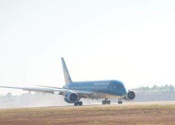 Chuyến bay mang số hiệu VN1, được Vietnam Airlines khai thác bằng tàu bay Boeing 787 Dreamliner đã chính thức hạ cánh tại Cảng hàng không quốc tế Long Thành.