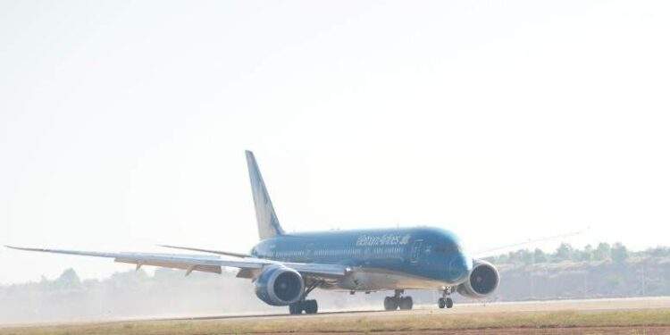 Chuyến bay mang số hiệu VN1, được Vietnam Airlines khai thác bằng tàu bay Boeing 787 Dreamliner đã chính thức hạ cánh tại Cảng hàng không quốc tế Long Thành.