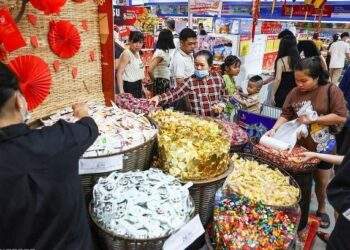 Vietnam’s main holiday season to be hit by cut in shopping budgets