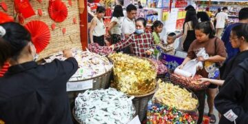 Vietnam’s main holiday season to be hit by cut in shopping budgets