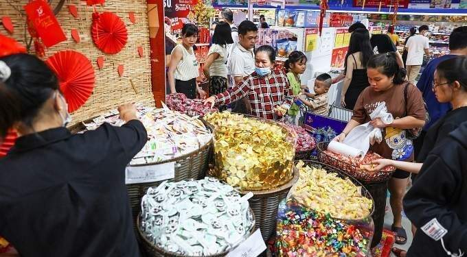 Vietnam’s main holiday season to be hit by cut in shopping budgets